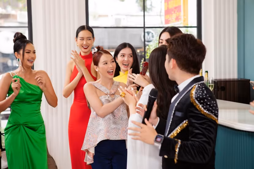 Sam khoe niềm vui khi chiến thắng trong phần trò chơi tại sự kiện với phần thưởng may mắn là 10 triệu đồng