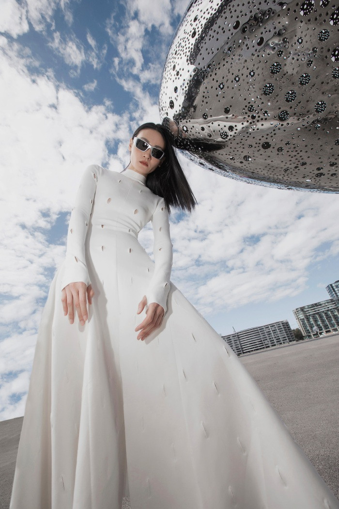 Thuỳ Trang là người mẫu trưởng thành từ Vietnam’s Next Top Model 2011, mùa siêu mẫu Xuân Lan làm host. Bên cạnh việc được đào tạo bài bản về kỹ năng catwalk, chụp ảnh, Thuỳ Trang còn có nhiều kinh nghiệm cọ xát với môi trường quốc tế. Cô không chỉ trình diễn tại Milan, Paris, Singapore mà còn mẫu Việt đầu tiên làm mẫu cho các thương hiệu nổi tiếng toàn cầu như Louis Vuitton, Chanel