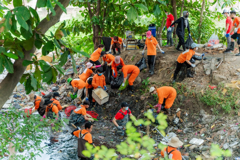 Cô đi khắp thành phố để thu gom nylon và dọn rác thải ở một dòng kênh thuộc quận Bình Tân