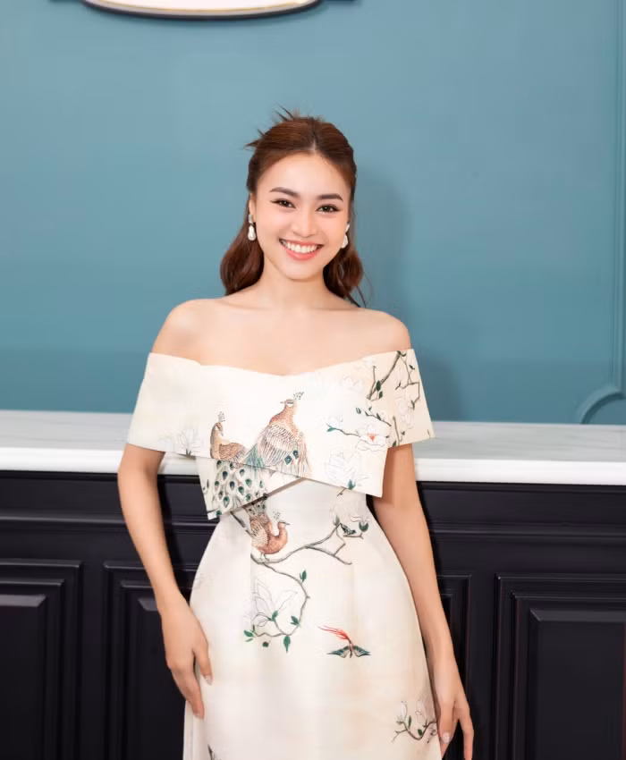 Diễn viên Ninh Dương Lan Ngọc khoe vẻ đẹp rạng rỡ trong đầm khoe vai trần với hoạ tiết chim công