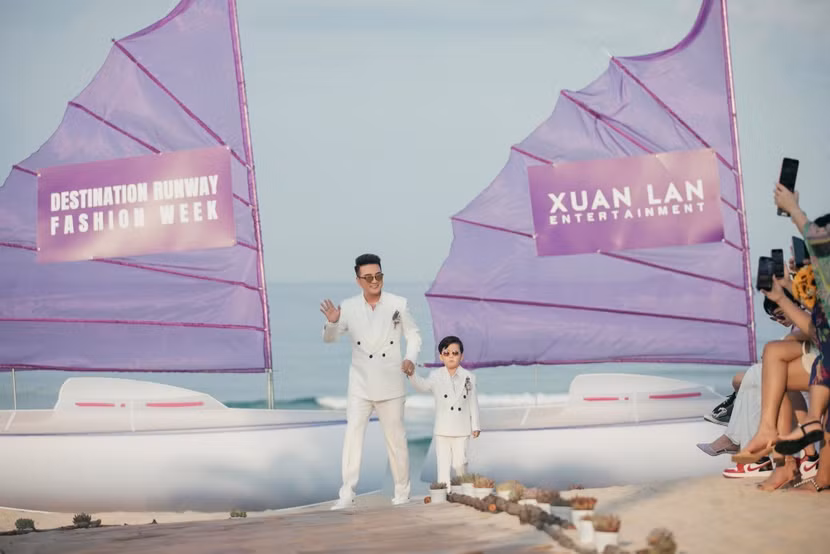Cậu bé Polo lần đầu được thử sức ở sàn diễn nên còn khá bỡ ngỡ