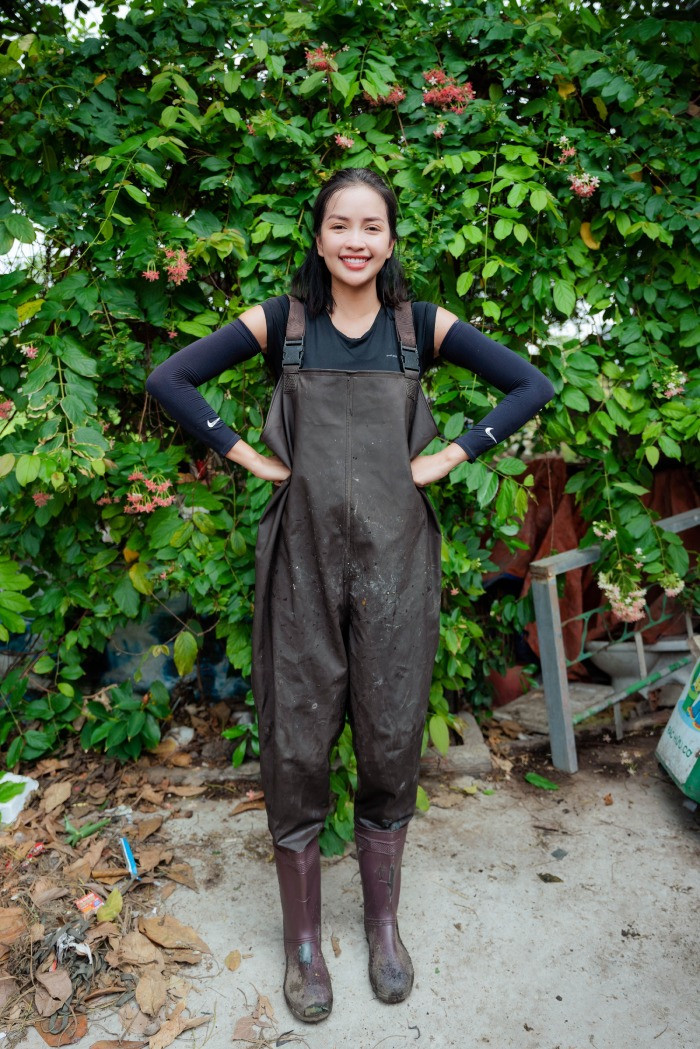 Để đảm bảo an toàn trong quá trình dọn rác thải, nhóm Khát vọng xanh đã chuẩn bị cho Ngọc Châu đồ bảo hộ