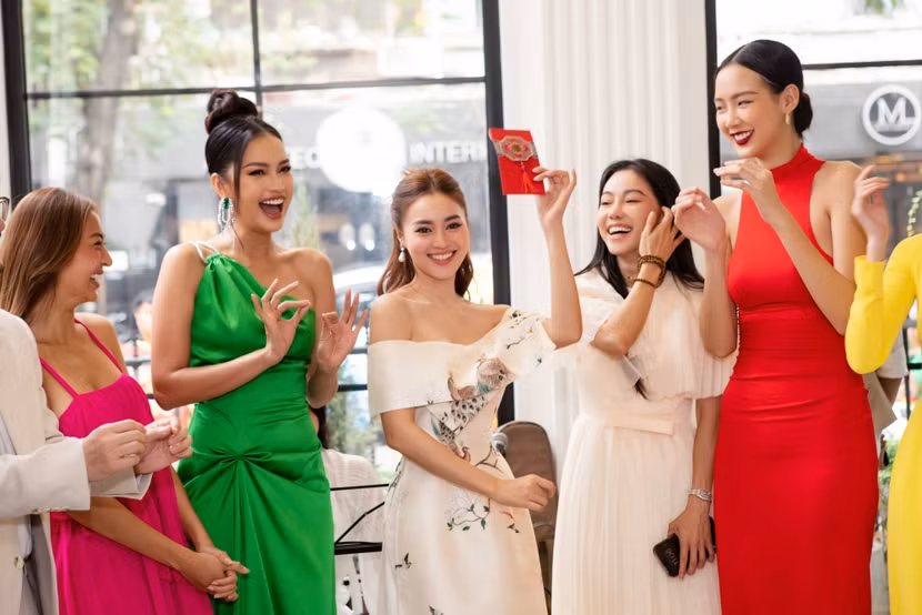 Ninh Dương Lan Ngọc hào hứng khoe lì xì năm mới mà mình may mắn nhận được