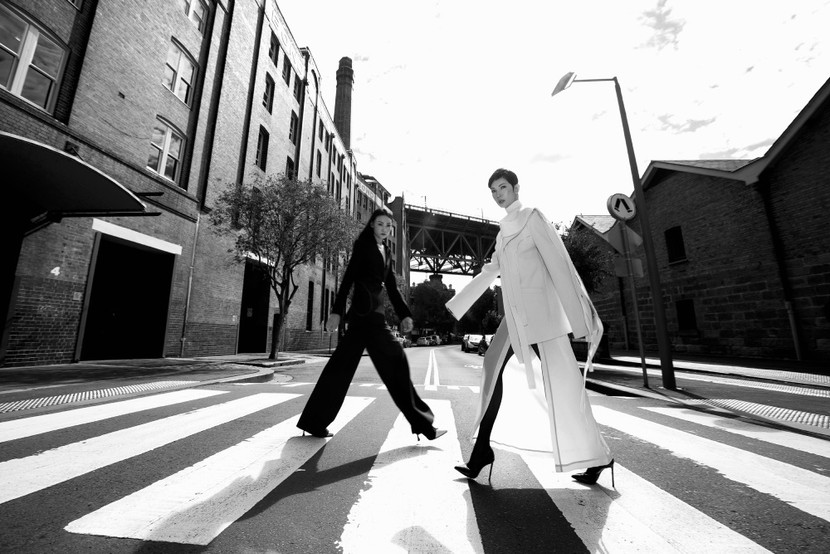 Mọi sự chuyển động hay tĩnh lặng của cả hai đan xen giữa những kiến trúc, nền trời, giữa nhịp sống hiện đại đều tạo nên giá trị dung hòa ở cả hai khía cạnh mạnh mẽ và thả lỏng