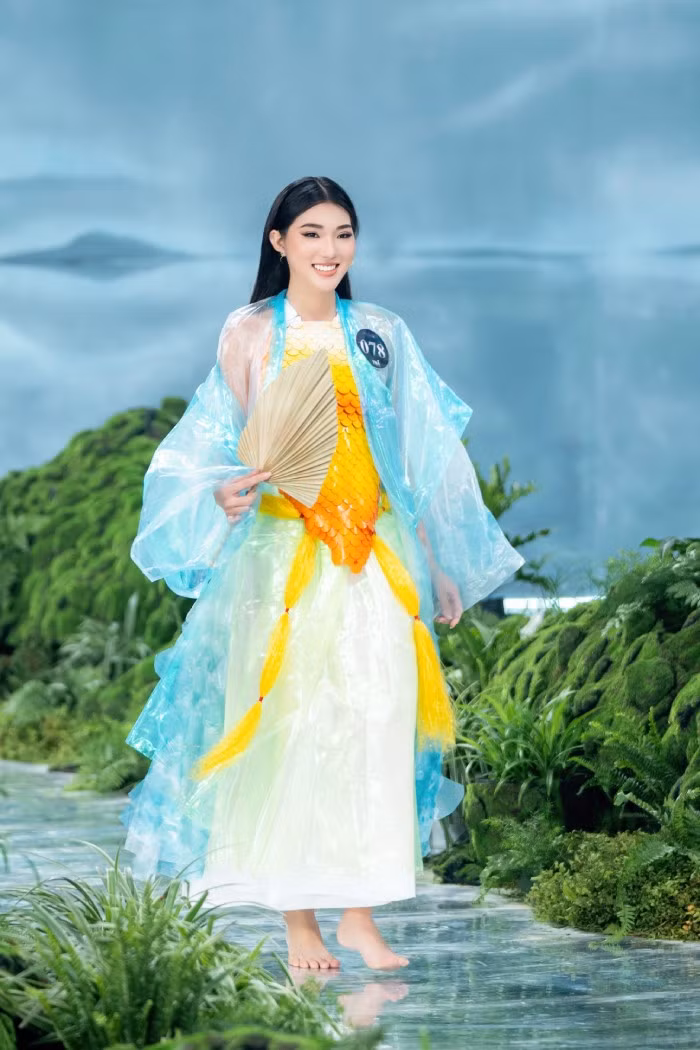 Quạt làm từ lá cọ khô, còn phần còn lại của trang phục được làm từ túi nilon, vỏ chai nhựa, vải giấy tái chế… Thí sinh Trương Thị Thùy Trang tiết lộ đây là một mẫu thiết kế được được NTK Dương Phạm Trí lấy cảm hứng từ Việt Phục- những bộ trang phục của người Việt Nam qua các thời kỳ lịch sử