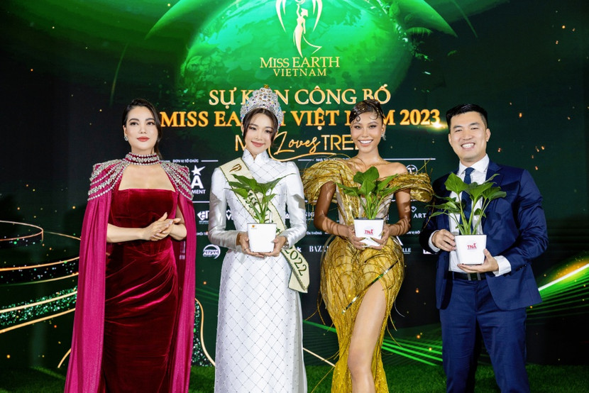 Các đại sứ đồng hành với chương trình gồm có Miss Earth 2022 - Mina Sue Choi, Miss Earth Việt Nam 2022 - Thạch Thu Thảo và ông Lê Anh - Giám đốc phát triển bền vững nhận cây tri ân từ bà Trương Ngọc Ánh Các đại sứ đồng hành với chương trình gồm có Miss Earth 2022 - Mina Sue Choi, Miss Earth Việt Nam 2022 - Thạch Thu Thảo và ông Lê Anh - Giám đốc phát triển bền vững nhận cây tri ân từ bà Trương Ngọc Ánh