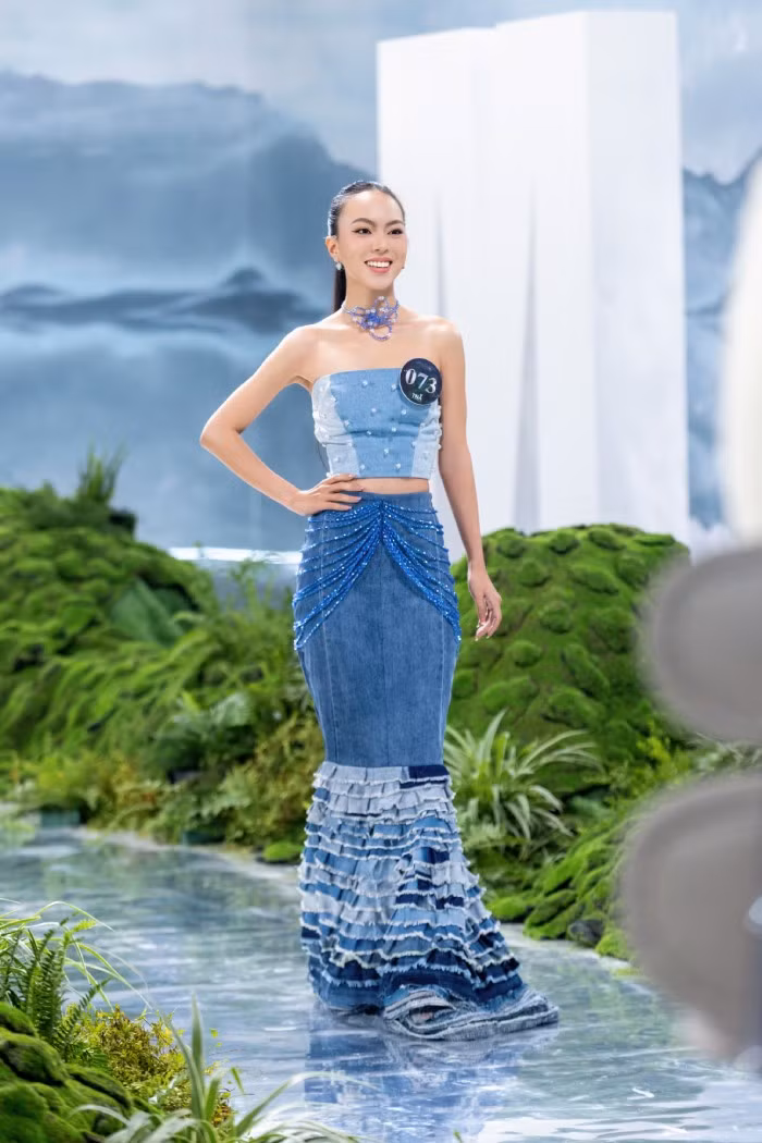 Bộ trang phục mà thí sinh Hồ Thuỵ Yến Nhi mặc có tên gọi là "Rừng vàng Biển bạc" với phần chân váy là rừng còn phần thân trên đại diện cho biển với các hạt ngọc trai đính kèm. Bộ trang phục được Yến Nhi và các bạn trong CLB Thời trang làm hoàn toàn từ các hạt nhựa lấy từ các vựa ve chai cùng với các mảnh vải jeans cũ…