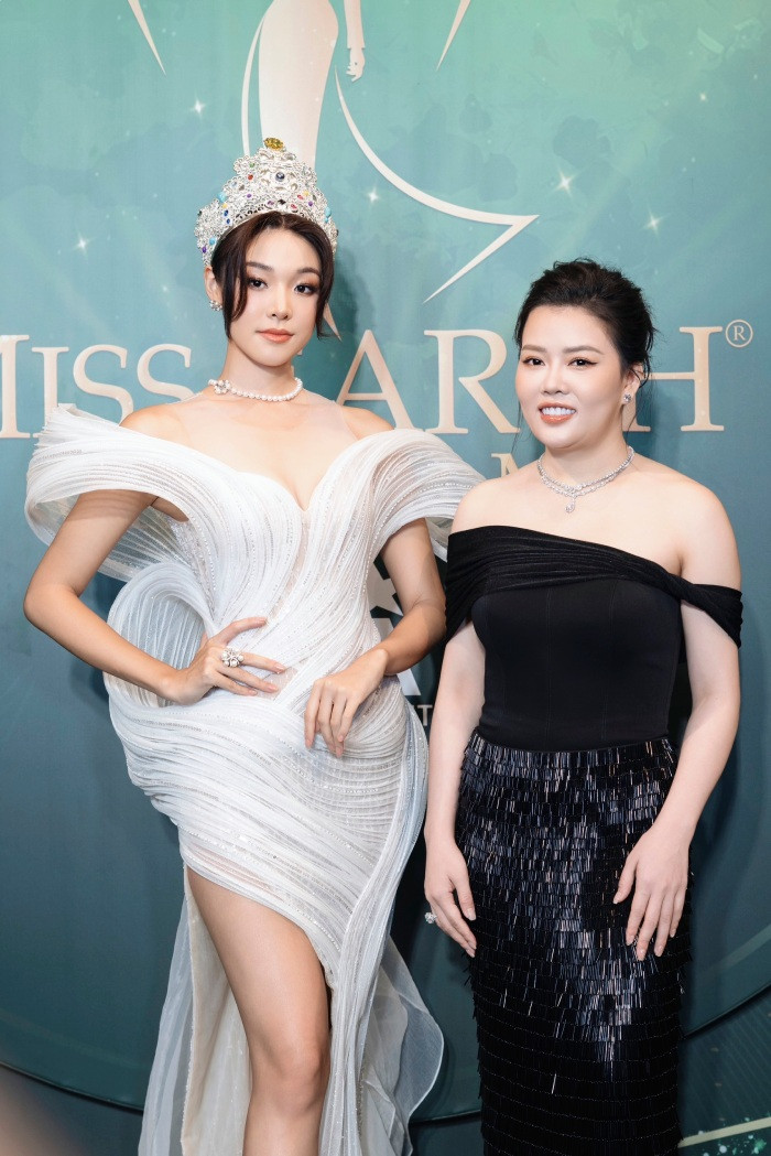 Miss Earth 2022 Mina Sue Choi và giám khảo khách mời - Doanh nhân Lê Thị Trúc Linh Miss Earth 2022 Mina Sue Choi và giám khảo khách mời - Doanh nhân Lê Thị Trúc Linh
