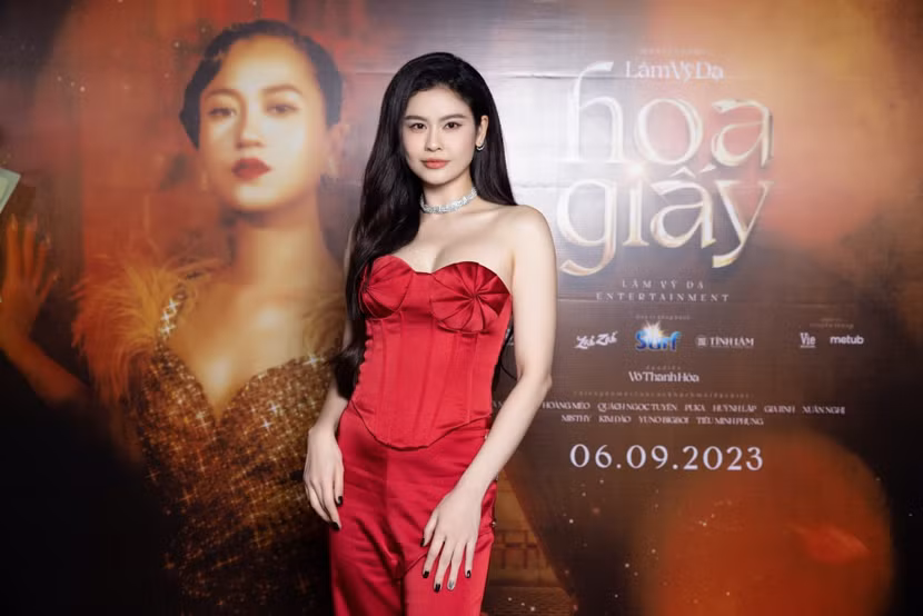 Ca sĩ Trương Quỳnh Anh rạng rỡ đến chúc mừng đàn chị