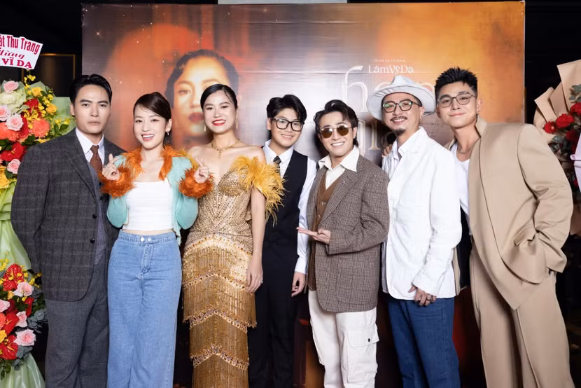 Con trai lớn của Lâm Vĩ Dạ (áo đen) hiếm hoi lộ diện trước truyền thông. Cậu bé bảnh bao ra dáng than niên đến chúc mừng mẹ