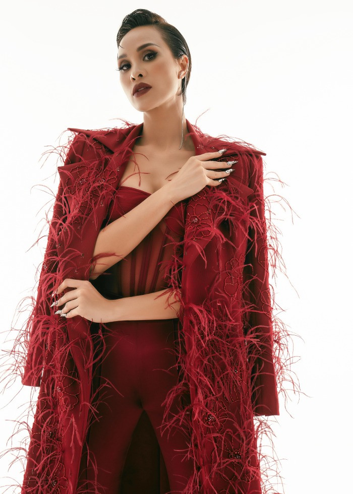 Cô cũng gặp gỡ nhiều chuyên gia quốc tế ở lĩnh vực này để học hỏi, mở mang thêm kiến thức. “Chăm chỉ làm việc ở những lĩnh vực khác nhau không chỉ vì mục đích duy nhất là kiếm tiền mà tôi muốn phát triển bản thân và góp phần tạo ra giá trị cho xã hội”, cô tâm sự Cô cũng gặp gỡ nhiều chuyên gia quốc tế ở lĩnh vực này để học hỏi, mở mang thêm kiến thức. “Chăm chỉ làm việc ở những lĩnh vực khác nhau không chỉ vì mục đích duy nhất là kiếm tiền mà tôi muốn phát triển bản thân và góp phần tạo ra giá trị cho xã hội”, cô tâm sự