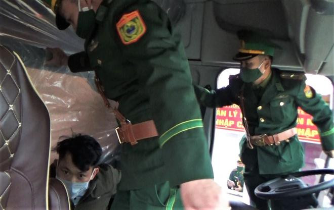 Người đàn ông trốn trong cabin sau ghế lái để tránh cách ly