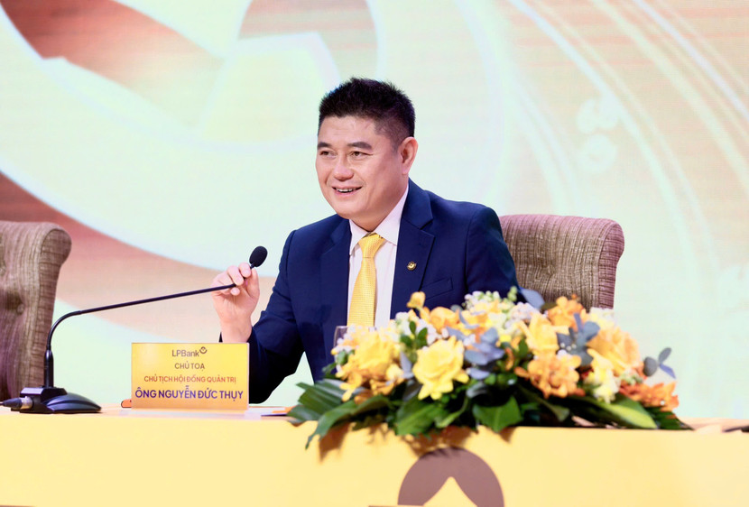 Chủ tịch HĐQT LPBank Nguyễn Đức Thụy - Chủ tọa trả lời các câu hỏi của cổ đông Chủ tịch HĐQT LPBank Nguyễn Đức Thụy - Chủ tọa trả lời các câu hỏi của cổ đông