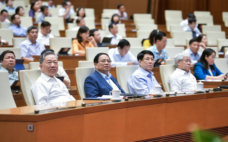 Chủ tịch nước Tô Lâm; Thủ tướng Chính phủ Phạm Minh Chính; Thường trực Ban Bí thư Lương Cường; Chủ tịch Uỷ ban Trung ương Mặt trận Tổ quốc Việt Nam Đỗ Văn Chiến với các đại biểu tham dự kỳ họp