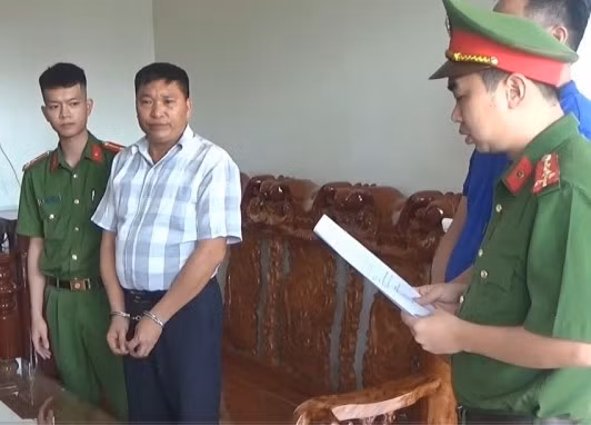 CQĐT tống đạt quyết định tố tụng đối với bị can trong vụ án. CQĐT tống đạt quyết định tố tụng đối với bị can trong vụ án.