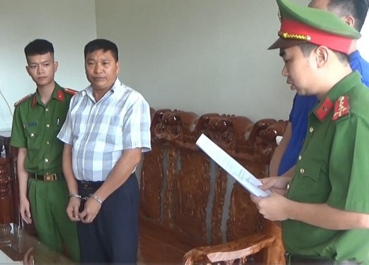 CQĐT tống đạt quyết định tố tụng đối với bị can trong vụ án.