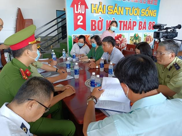 Cơ quan chức năng làm việc với chủ nhà hàng Hải sản Tháp Bà 86 ở Nha Trang