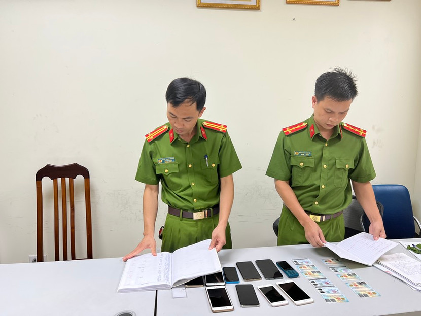 Công an quận Hà Đông thu giữ nhiều tang vật liên quan đến hoạt động của nhóm cho vay lãi nặng.