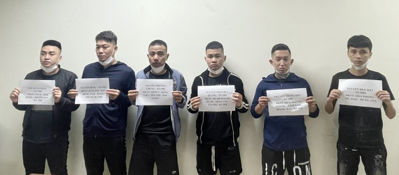 Nhóm đối tượng hoạt động "tín dụng đen' và tang vật bị CAQ Hà Đông thu giữ, xử lý