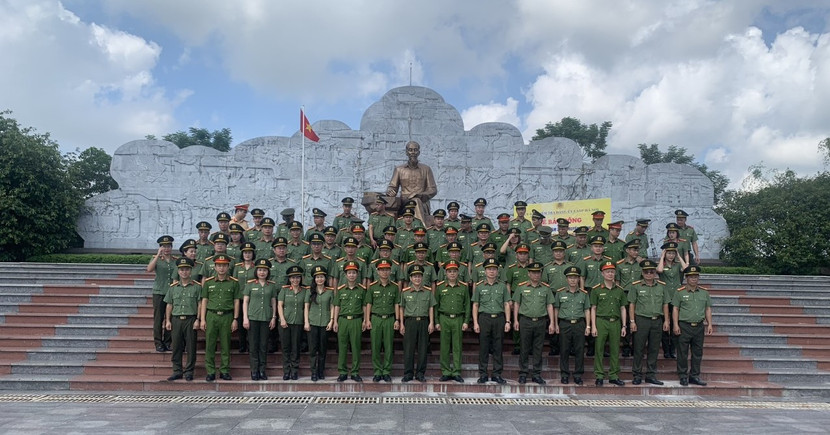 Đoàn Ủy ban kiểm tra Đảng uỷ CATP Hà Nội tại Khu lưu niệm Sáu điều Bác Hồ dạy Công an nhân dân Đoàn Ủy ban kiểm tra Đảng uỷ CATP Hà Nội tại Khu lưu niệm Sáu điều Bác Hồ dạy Công an nhân dân