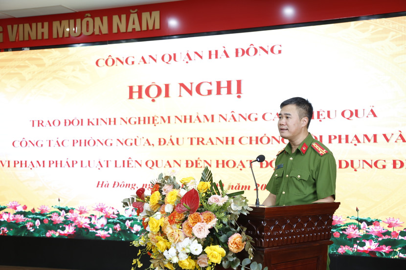 Đại tá Nguyễn Ngọc Quyền - Trưởng CAQ Hà Đông trình bày báo cáo trung tâm tại hội nghị