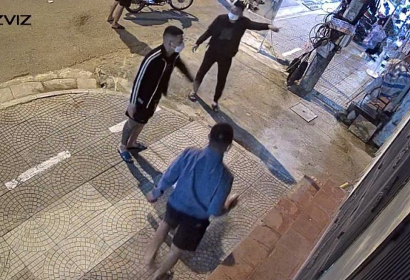 Một nhóm đối tượng có hành vi ném chất bẩn để đòi nợ, bị camera an ninh ghi lại