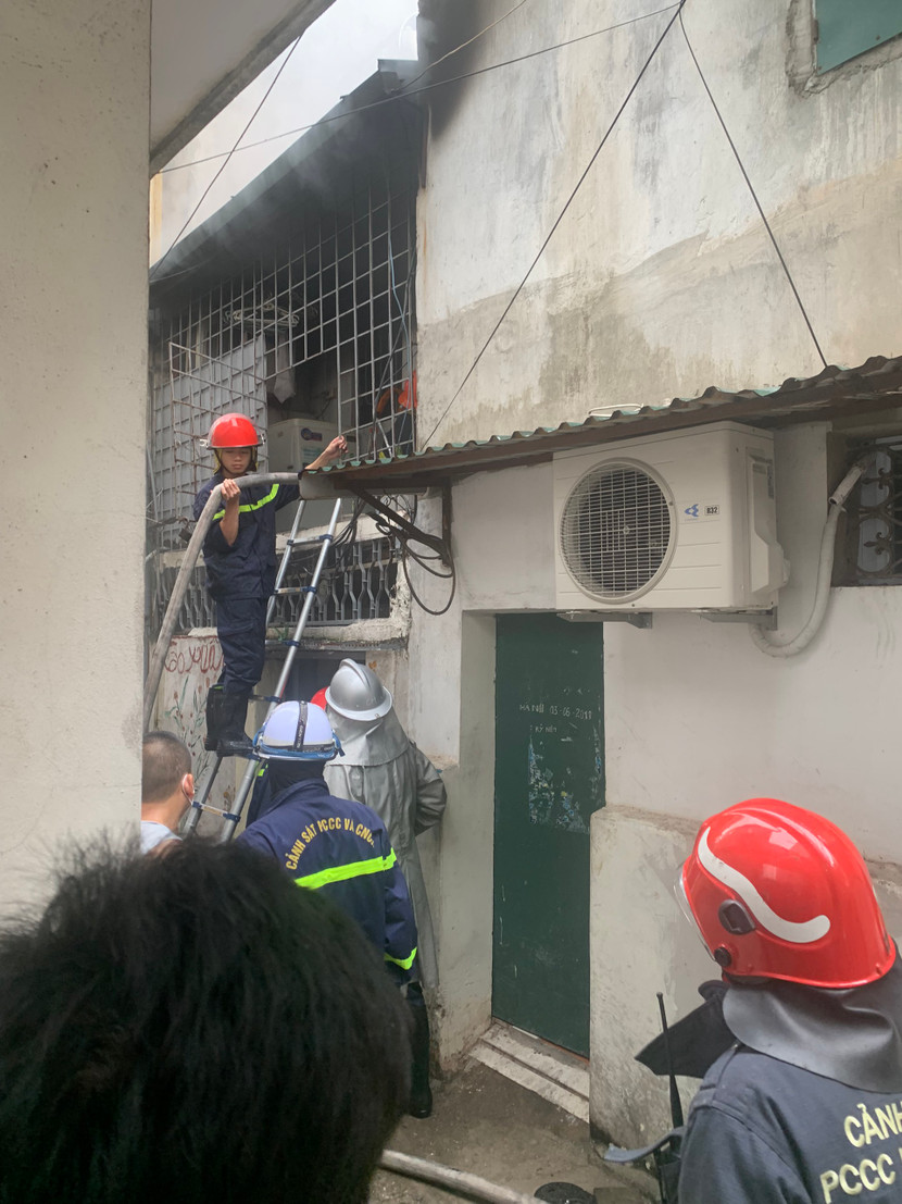 Lực lượng chữa cháy chuyên nghiệp dập lửa, tàn sau khi đã khống chế hỏa hoạn Lực lượng chữa cháy chuyên nghiệp dập lửa, tàn sau khi đã khống chế hỏa hoạn