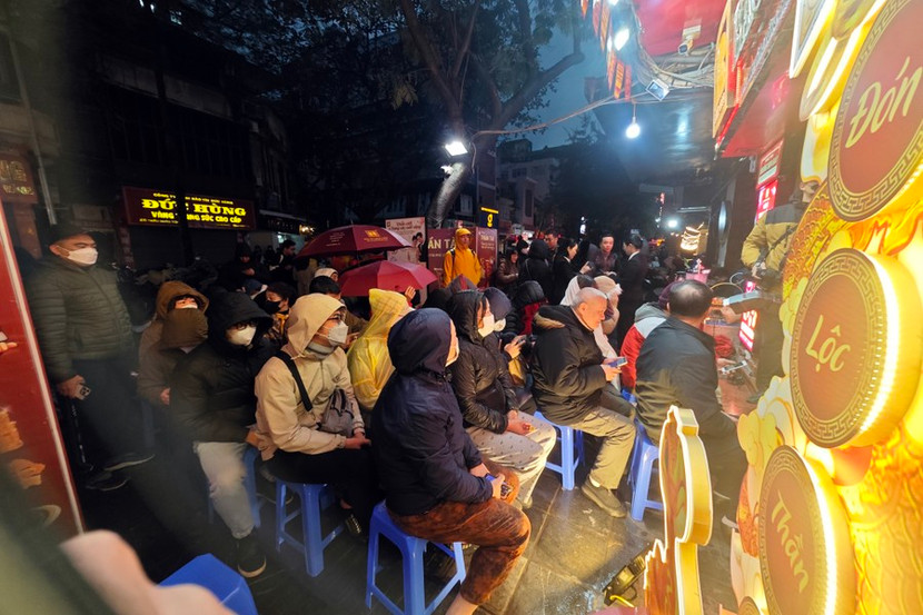 Vẫn rất nhiều người xếp hàng từ sáng sớm để mua vàng Thần Tài