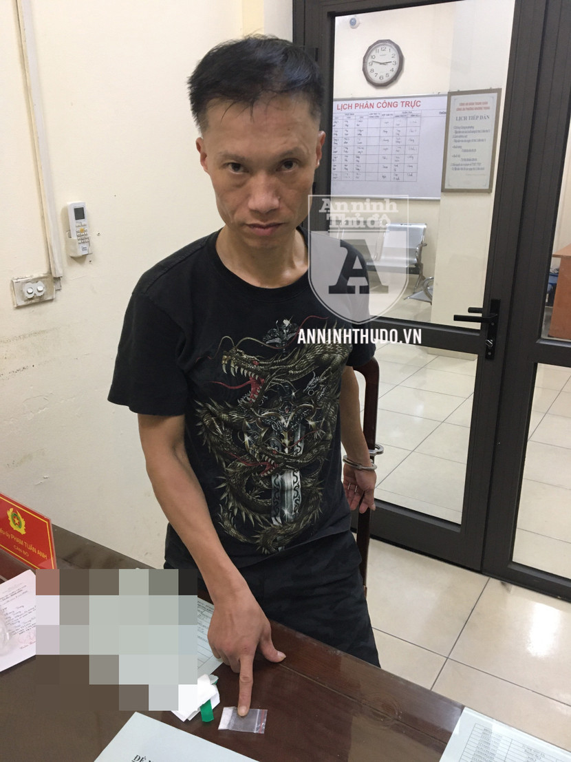 Người đàn ông cố đổ lỗi cho... "chủ xe", khi bị phát hiện gói ma túy đá Người đàn ông cố đổ lỗi cho... "chủ xe", khi bị phát hiện gói ma túy đá