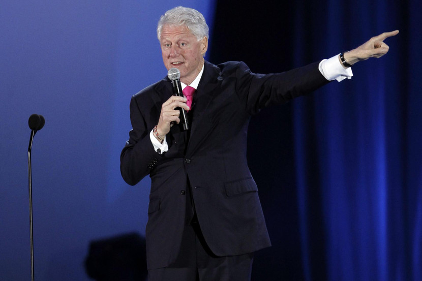 Ông Bill Clinton năm nay 75 tuổi và đã phẫu thuật tim 4 lần vào năm 2004, trong đó đã đặt 2 stent để mở động mạch vào năm 2010