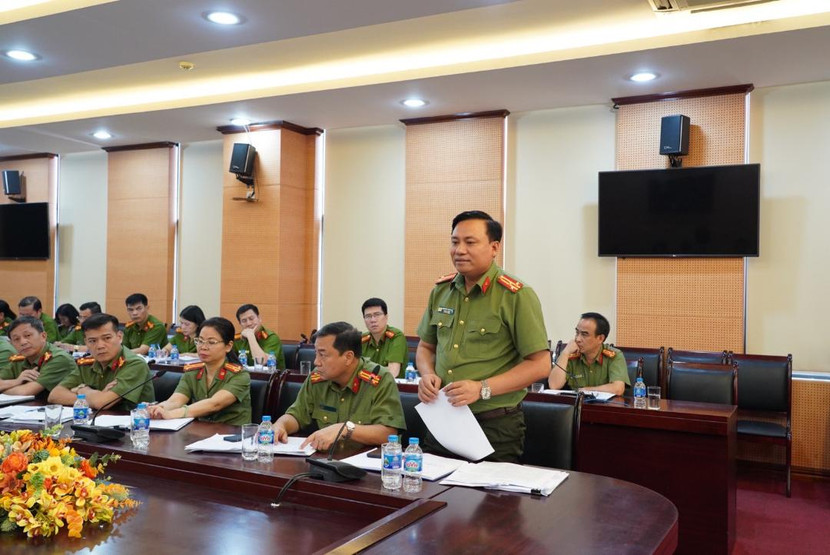 Thượng tá Nguyễn Tiến Đạt – Trưởng phòng Tham mưu tham luận tại hội nghị