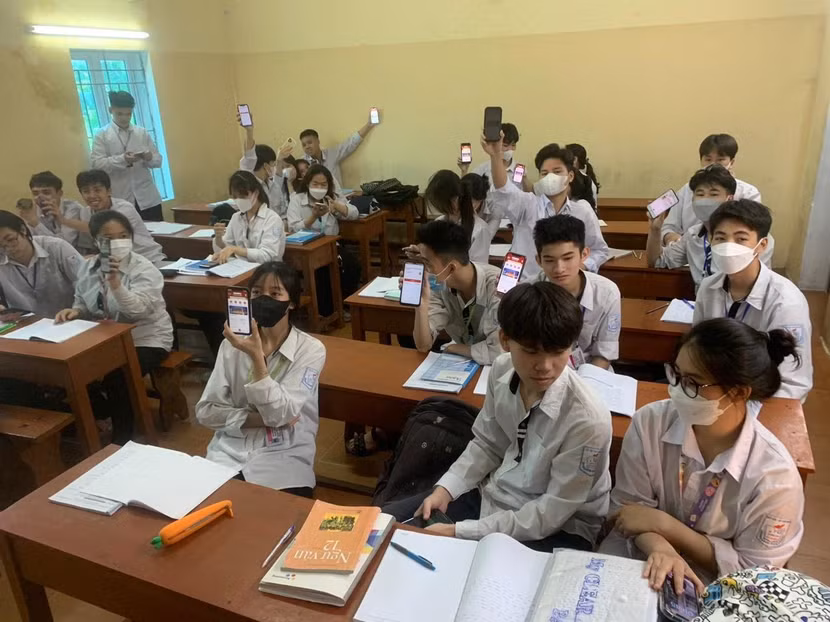 Các em học sinh trong độ tuổi cấp CCCD cũng được tuyên truyền, hướng dẫn làm thủ tục Hoàn thành xác thực định danh điện tử Các em học sinh trong độ tuổi cấp CCCD cũng được tuyên truyền, hướng dẫn làm thủ tục Hoàn thành xác thực định danh điện tử
