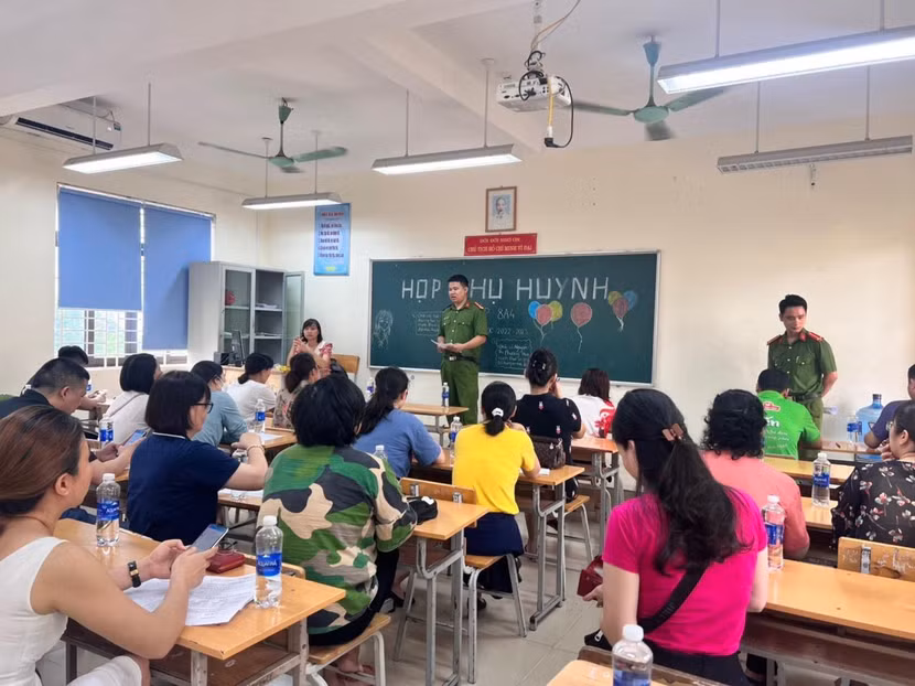 Phối hợp cùng trường học tuyên truyền xác thực định danh điện tử đến các bậc phụ huynh Phối hợp cùng trường học tuyên truyền xác thực định danh điện tử đến các bậc phụ huynh