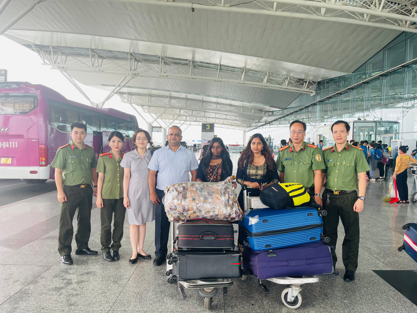Cơ quan chức năng bàn giao 2 công dân Ấn Độ về nước