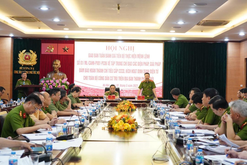 Thiếu tướng Nguyễn Hồng Ky - Phó Giám đốc CATP điều hành tham luận của các đơn vị