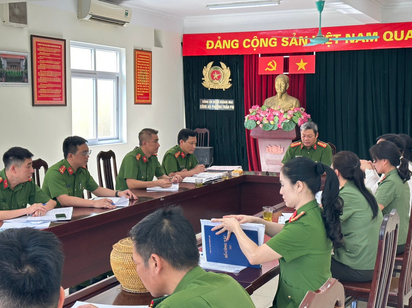 Đại tá Nguyễn Đình Chiến - Trưởng CAQ Hoàng Mai, Trưởng BCĐ 556 làm việc tại phường Trần Phú Đại tá Nguyễn Đình Chiến - Trưởng CAQ Hoàng Mai, Trưởng BCĐ 556 làm việc tại phường Trần Phú