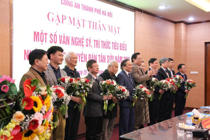 Thiếu tướng Nguyễn Hải Trung - Giám đốc CATP chúc mừng các văn nghệ sỹ, trí thức Thiếu tướng Nguyễn Hải Trung - Giám đốc CATP chúc mừng các văn nghệ sỹ, trí thức