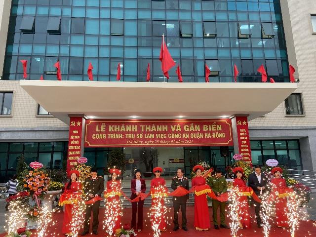 Các đại biểu cắt băng khánh thành