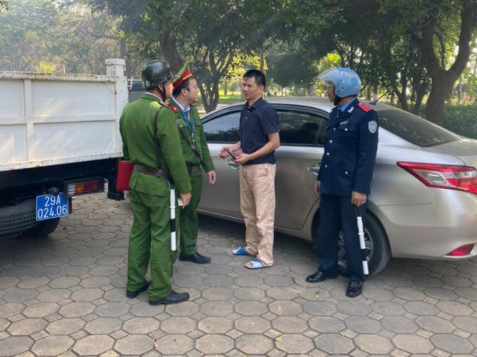 Lực lượng chức năng nhắc nhở một trường hợp vi phạm quy định dừng đỗ phương tiên