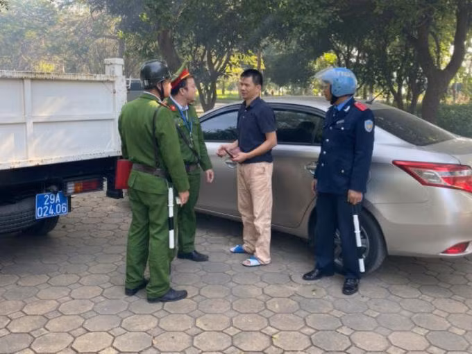 Lực lượng chức năng nhắc nhở một trường hợp vi phạm quy định dừng đỗ phương tiên