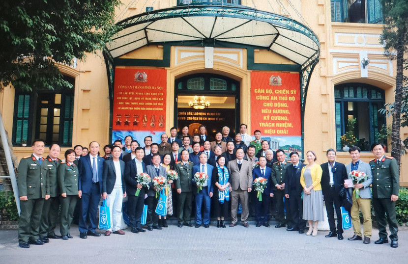 Ban Giám đốc và đại diện phòng chức năng CATP chụp ảnh kỷ niệm với các văn nghệ sỹ, trí thức Ban Giám đốc và đại diện phòng chức năng CATP chụp ảnh kỷ niệm với các văn nghệ sỹ, trí thức