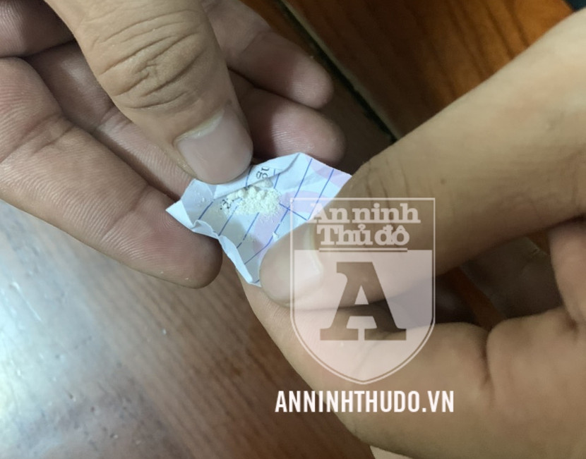 Gói heroin mà đối tượng mua về để dùng cho "thêm phê" sau chầu rượu