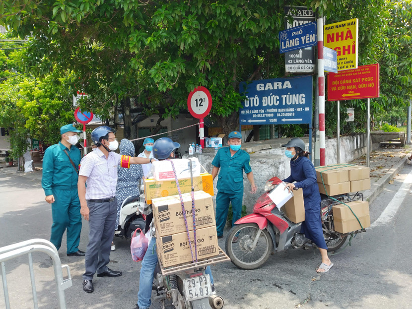 Ông Bùi Quang Hải - Chủ tịch UBND phường Thanh Lương trực tiếp hướng dẫn các phương tiện lối ra vào Cảng Hà Nội