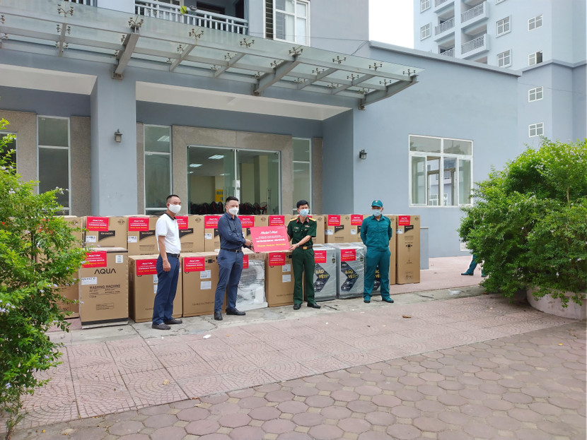 Những phần quà nghĩa tình được trao tặng khu vực điều trị bệnh nhân Covid