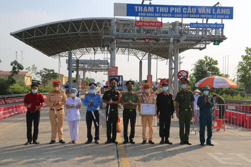Thiếu tướng - Phó Giám đốc Đào Thanh Hải trao bằng khen của Chủ tịch thành phố tặng chốt kiểm soát phòng chống dịch bệnh cửa ngõ Thủ đô