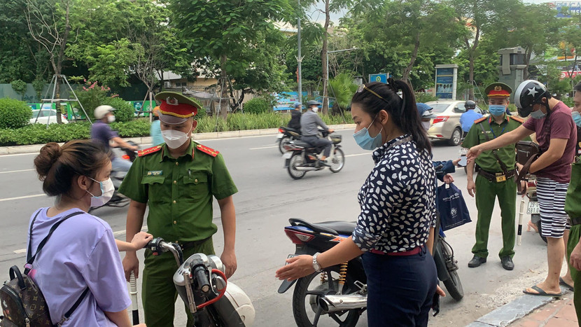 Chủ tịch UBND phường Phương Liên, bà Nguyễn Thanh Lương, tuyên truyền người dân thực hiện nghiêm quy định giãn cách xã hội Chủ tịch UBND phường Phương Liên, bà Nguyễn Thanh Lương, tuyên truyền người dân thực hiện nghiêm quy định giãn cách xã hội