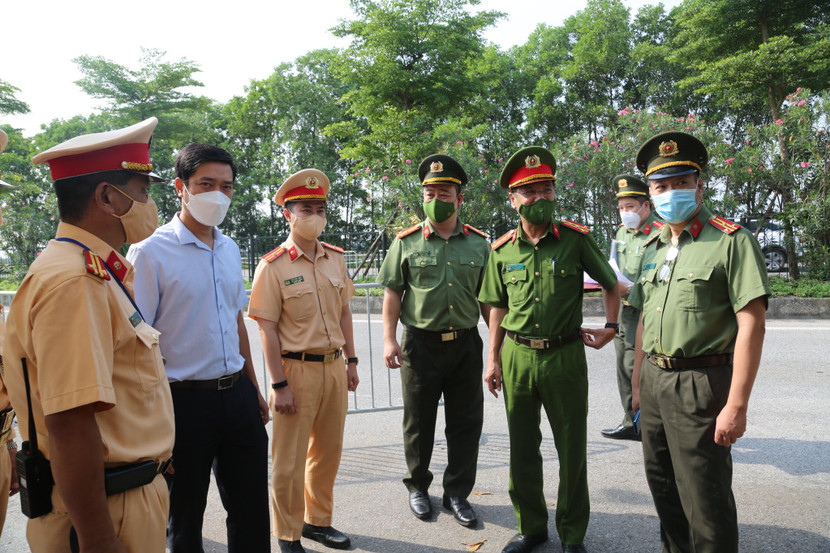 Đại tá Trần Ngọc Dương chia sẻ vất vả với lực lượng làm nhiệm vụ Đại tá Trần Ngọc Dương chia sẻ vất vả với lực lượng làm nhiệm vụ