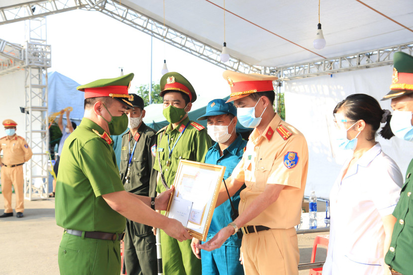 Được sự ủy quyền của Chủ tịch UBND thành phố Hà Nội, Thiếu tướng Nguyễn Thanh Tùng - Phó Giám đốc CATP trao bằng khen tặng lực lượng làm nhiệm vụ tại điểm chốt trên tuyến cao tốc Pháp Vân