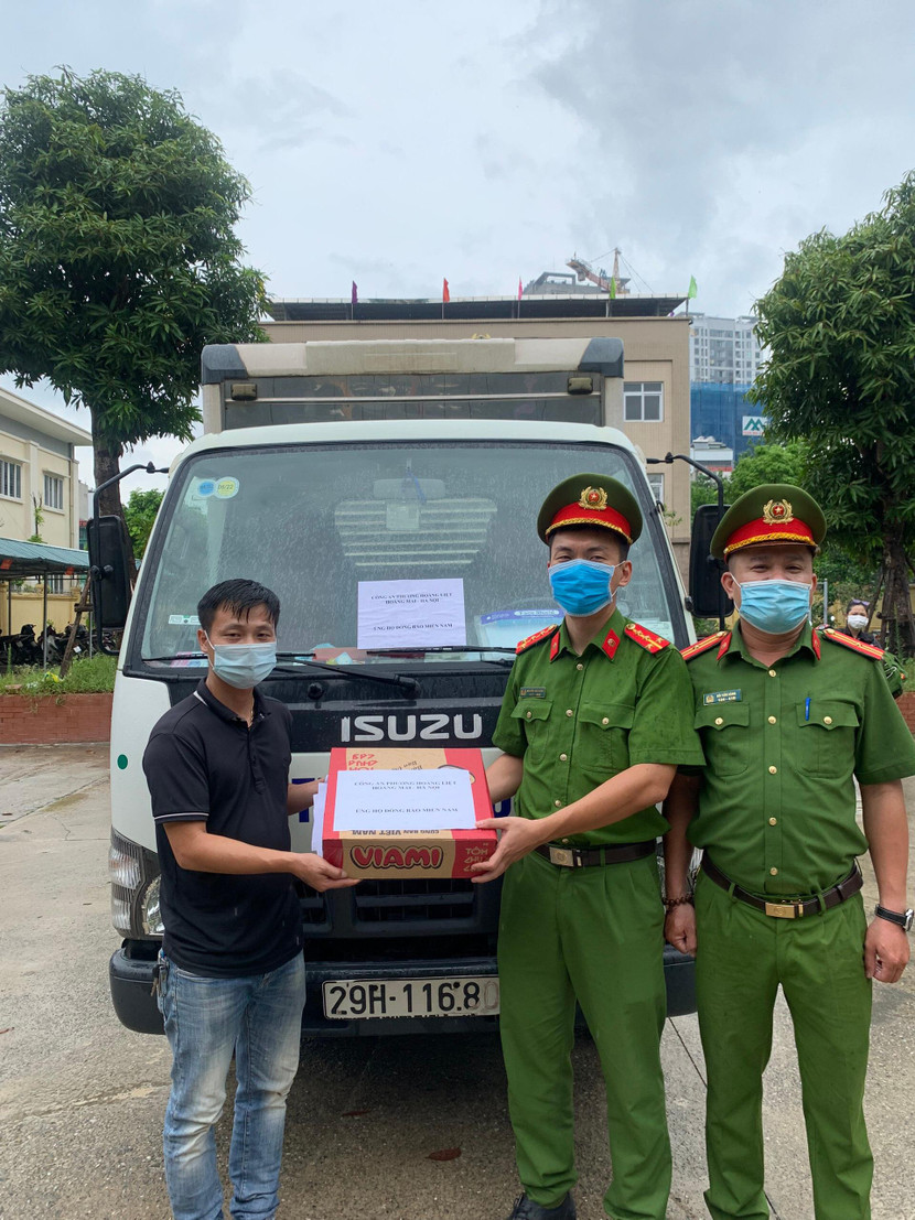 ...Chuyến hàng 3.000 gói mỳ tôm đã được chuyển vào TP. Hồ Chí Minh, thay lời chúc "chiến thắng"