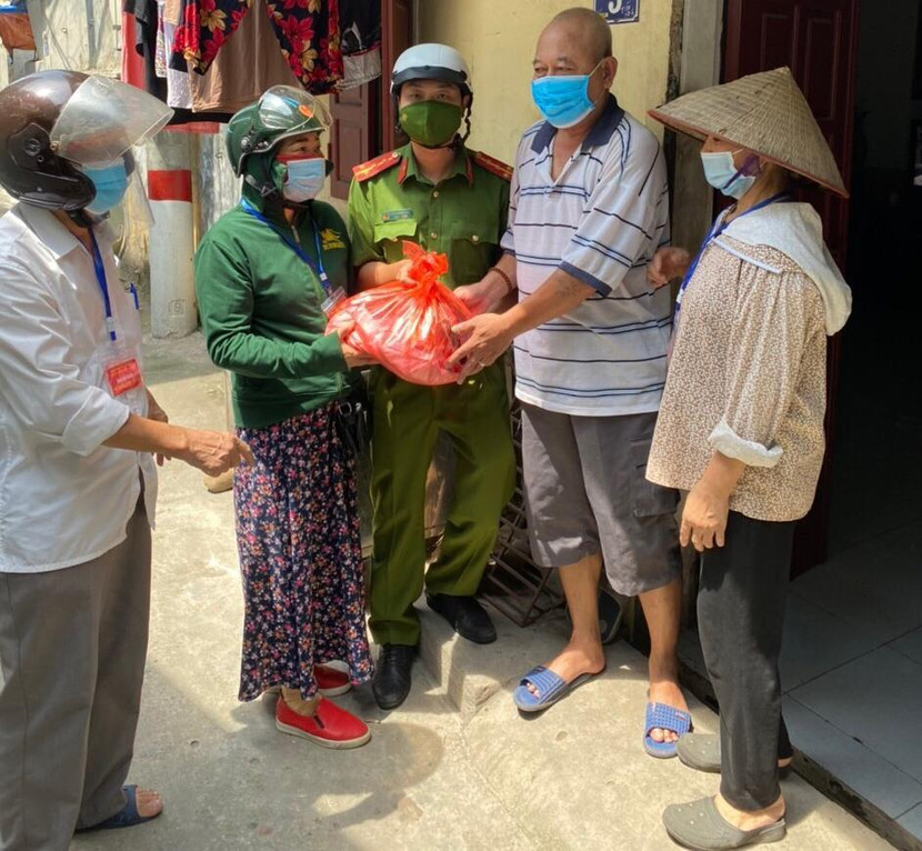 Những phần quà ý nghĩa được CAP Thịnh Liệt trao tặng các hộ gia đình gặp khó khăn trong "mùa" dịch